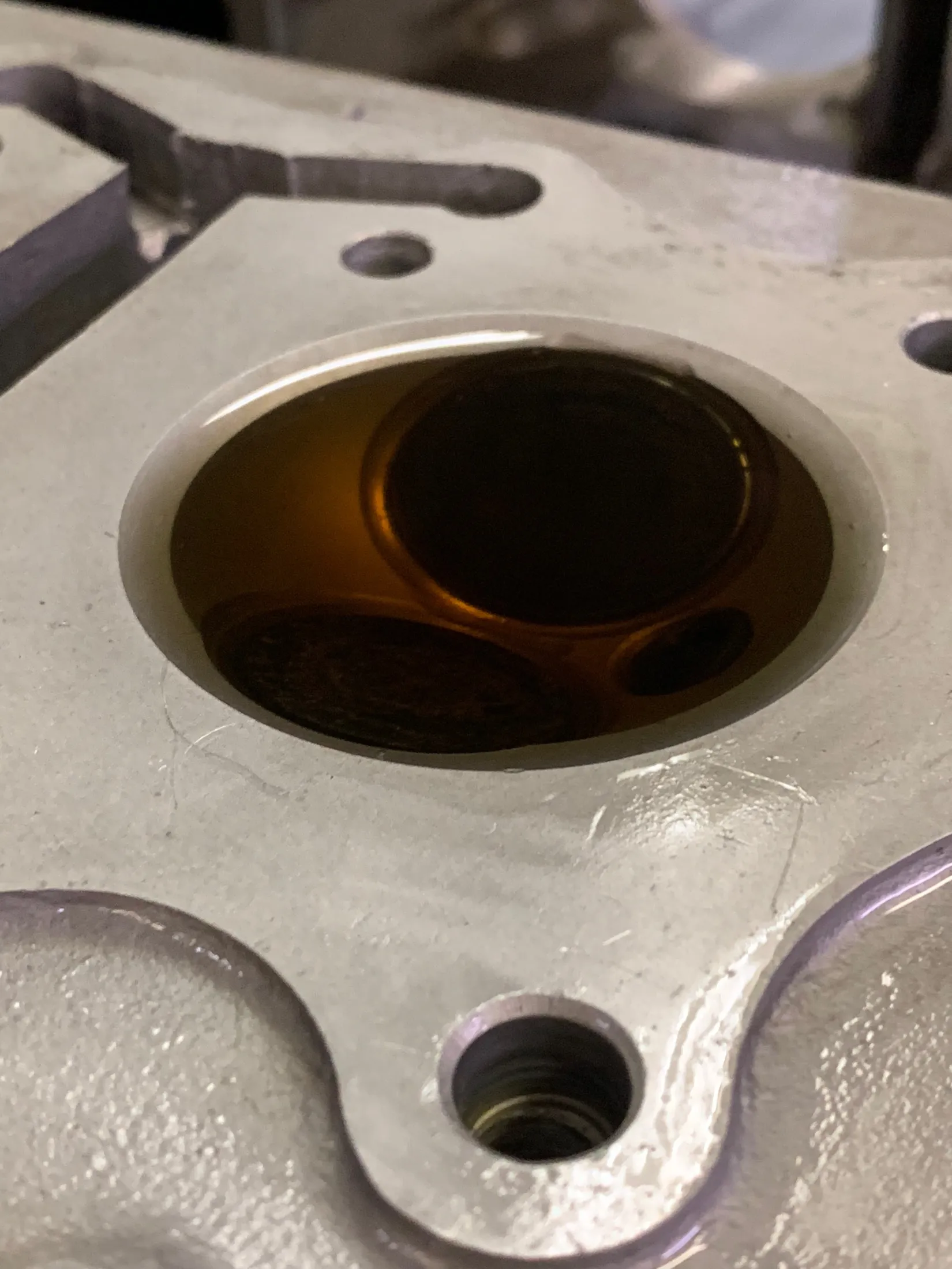 Combustion chamber filled with oil to test the valve seal