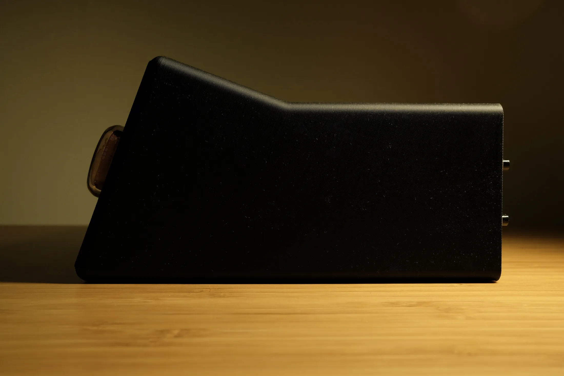 Side profile of the enclosure, a low wedge that rises to the angled tube face